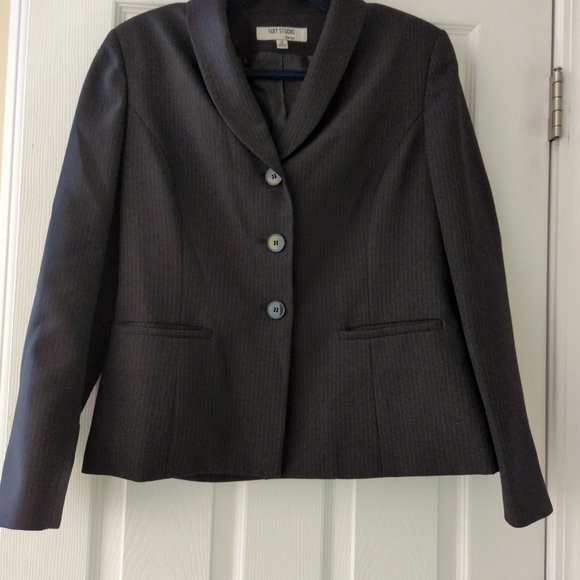 Dress suit - Picture 2 of 6